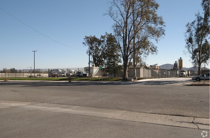 15815 Arrow Blvd, Fontana, CA for rent - Building Photo - Image 2 of 2