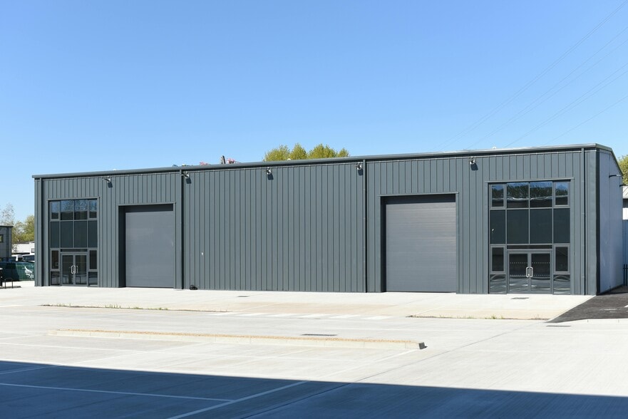 2 Garside Way, Aylesbury to rent - Building Photo - Image 2 of 4