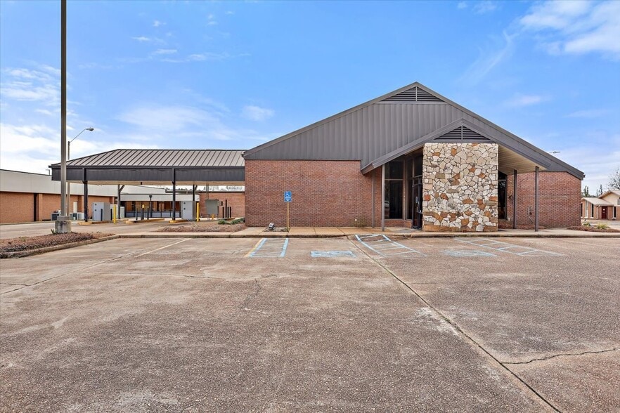 101 Office Park Dr, Brandon, MS to rent - Building Photo - Image 3 of 16