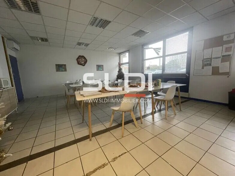 Office in Vaulx-en-Velin to rent - Interior Photo - Image 3 of 17