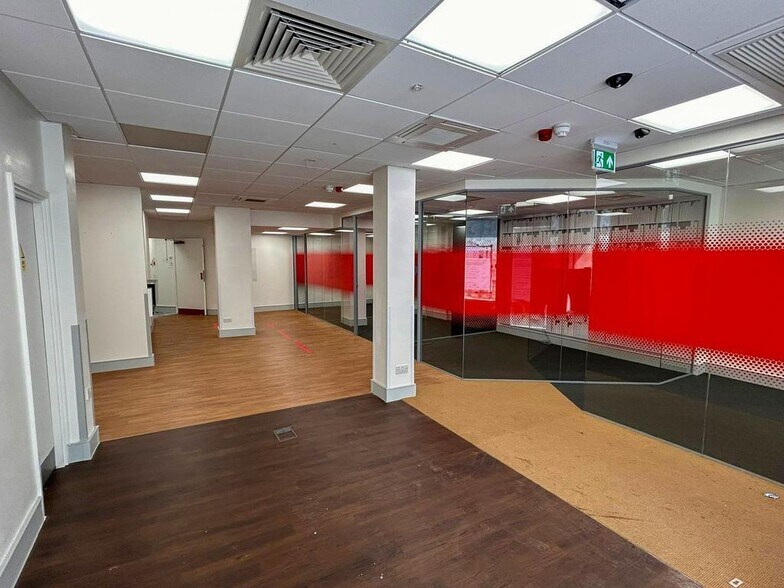 16 High St, Ringwood to rent - Building Photo - Image 3 of 17