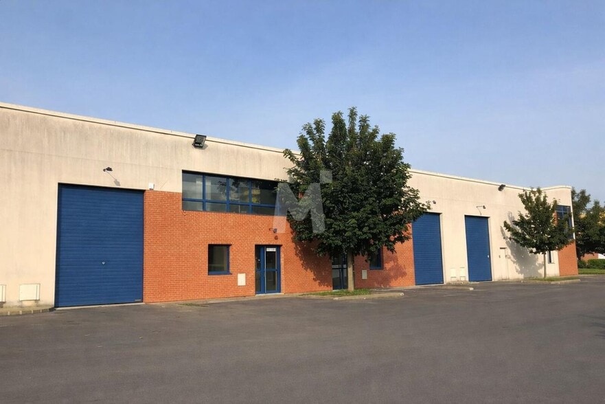 Light Industrial in Moissy-Cramayel to rent - Building Photo - Image 1 of 9