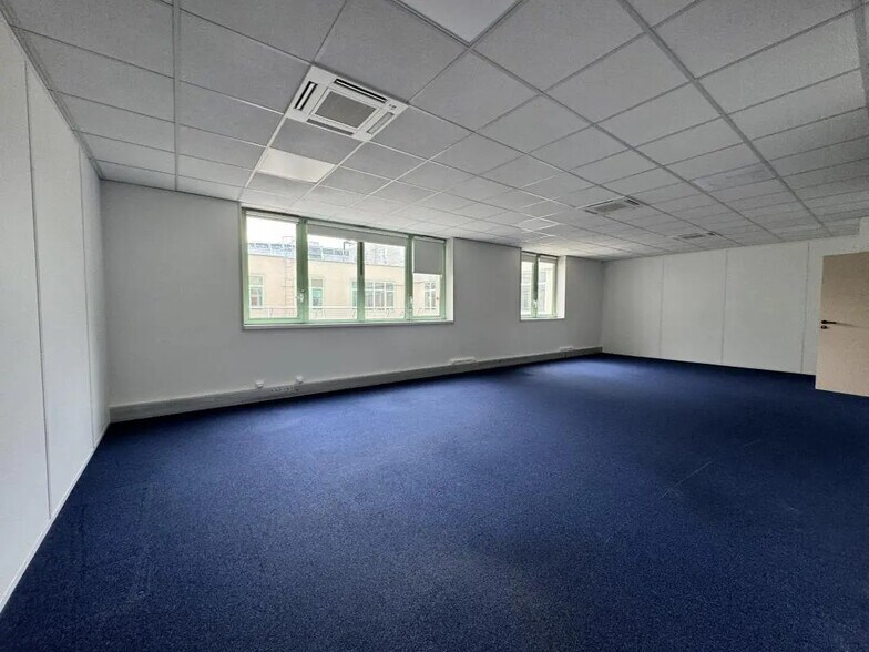 Office in Pantin to rent - Building Photo - Image 2 of 11