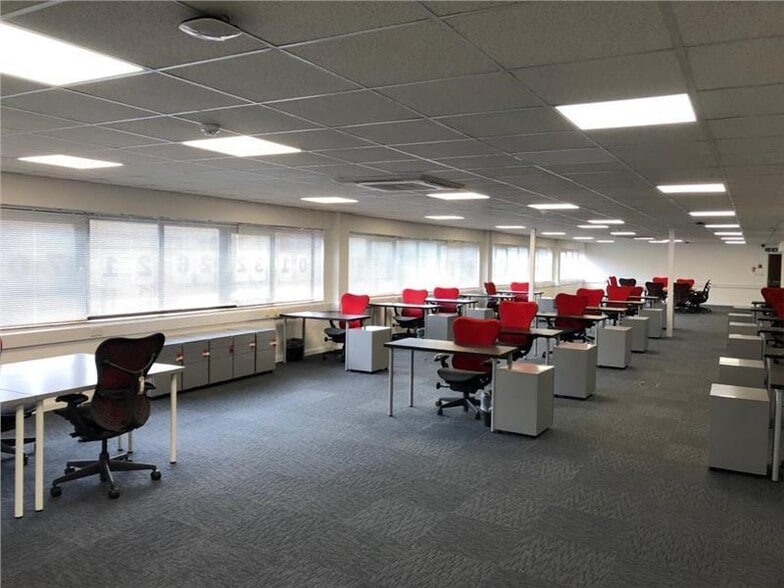 Thames Rd, Crayford to rent - Building Photo - Image 2 of 8