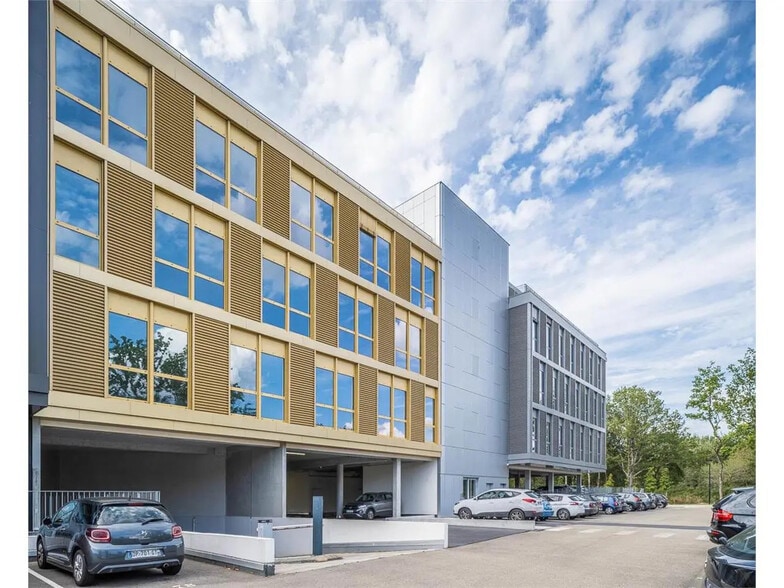 15 Bis Rue Christian Pauc, Nantes to rent - Building Photo - Image 1 of 14