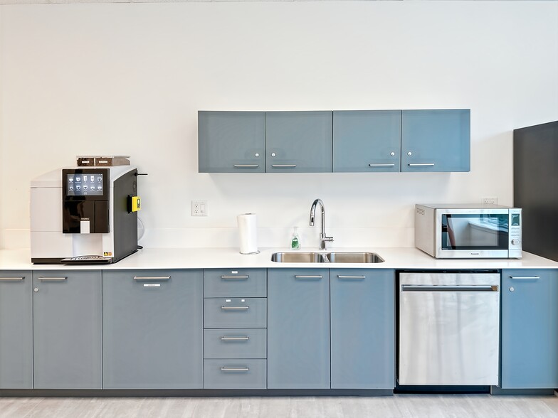 5455-5477 152 St, Surrey, BC to rent - Interior Photo - Image 2 of 25