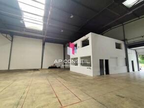 Light Industrial in Trappes to rent Interior Photo- Image 2 of 6