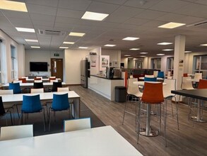 3 Scott Dr, Altrincham to rent Interior Photo- Image 1 of 4