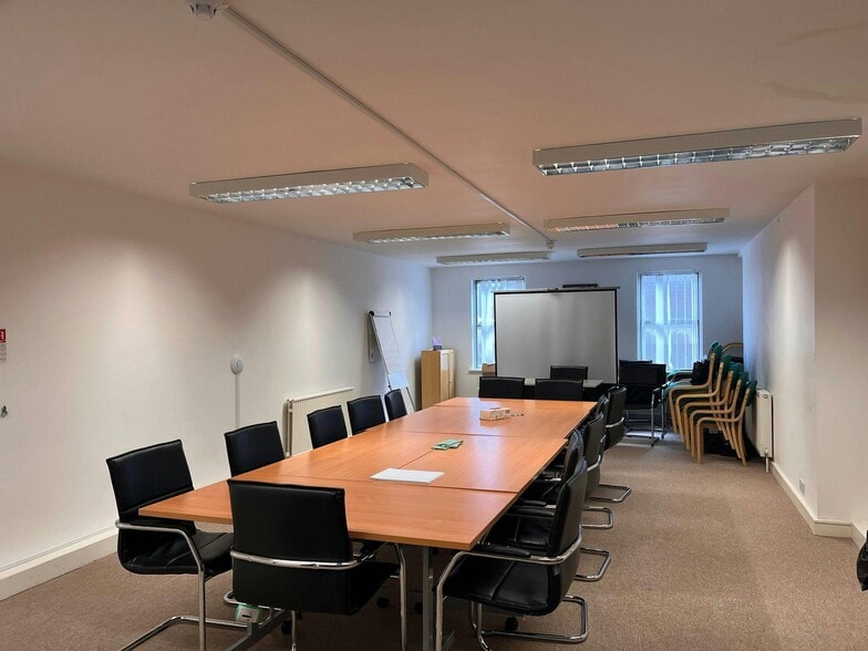 2-4 Temple St, Aylesbury to rent - Building Photo - Image 3 of 11