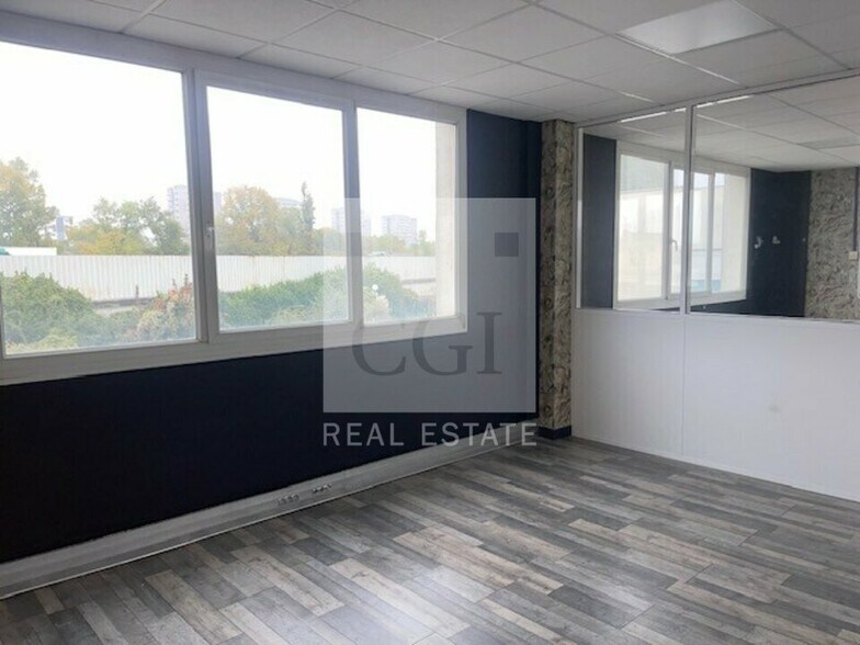 Light Industrial in Villeurbanne to rent - Interior Photo - Image 2 of 12