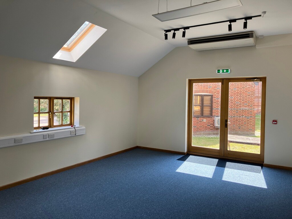 Old Woking Rd, Old Woking to rent Interior Photo- Image 1 of 2