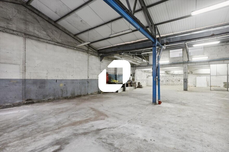 Light Industrial in Gentilly to rent - Interior Photo - Image 3 of 4