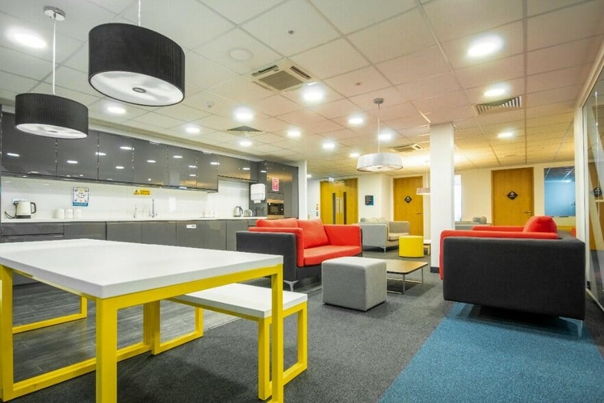 121 Brooker Rd, Waltham Abbey to rent - Interior Photo - Image 2 of 29