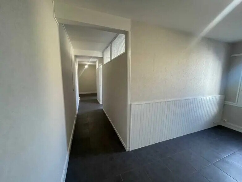 Office in Bron to rent - Building Photo - Image 3 of 6