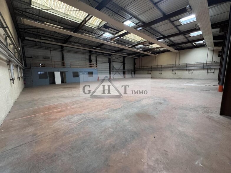 Industrial in Cergy to rent - Interior Photo - Image 2 of 16