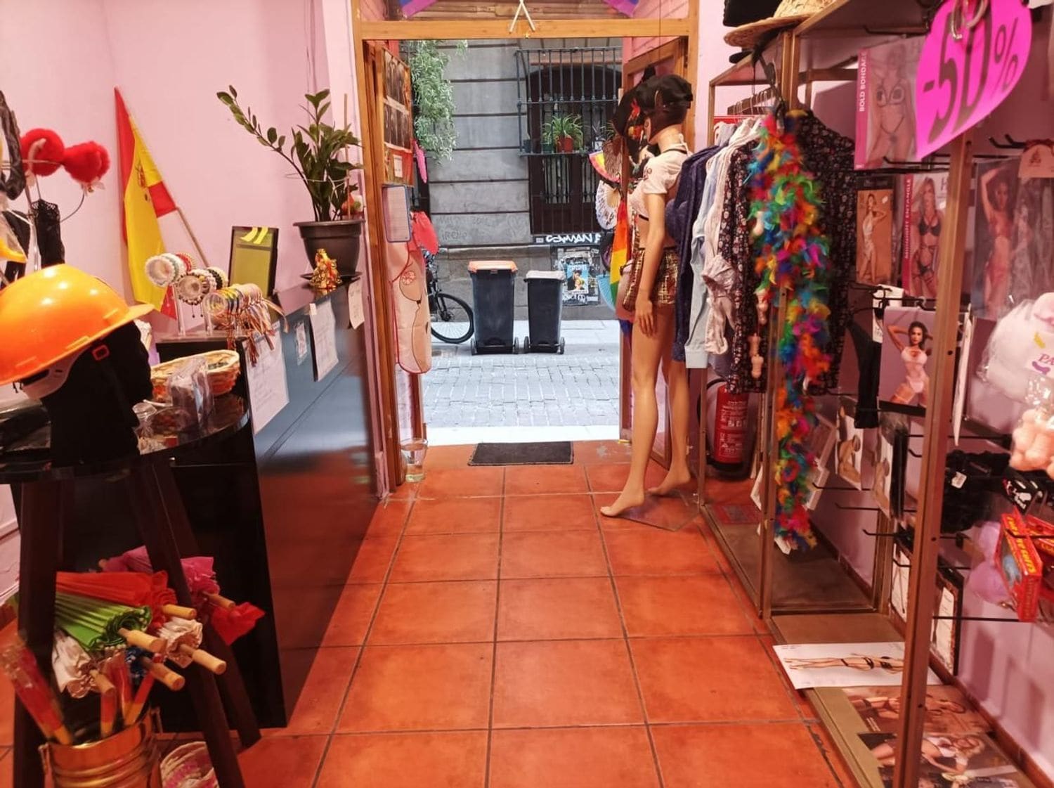 Retail in Madrid, Madrid to rent Interior Photo- Image 1 of 8