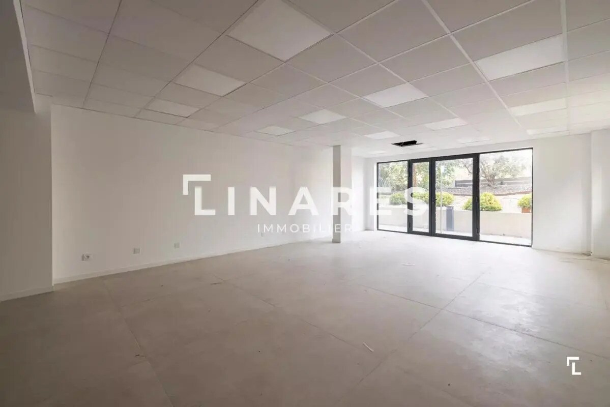 Retail in Saint-Cyr-sur-Mer for sale Interior Photo- Image 1 of 8