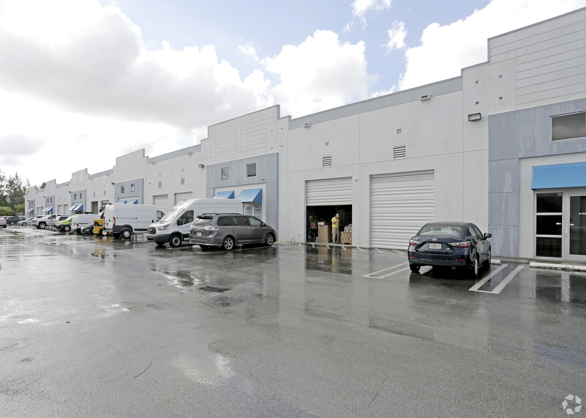 2365 NW 70th Ave, Miami, FL to rent Building Photo- Image 1 of 19