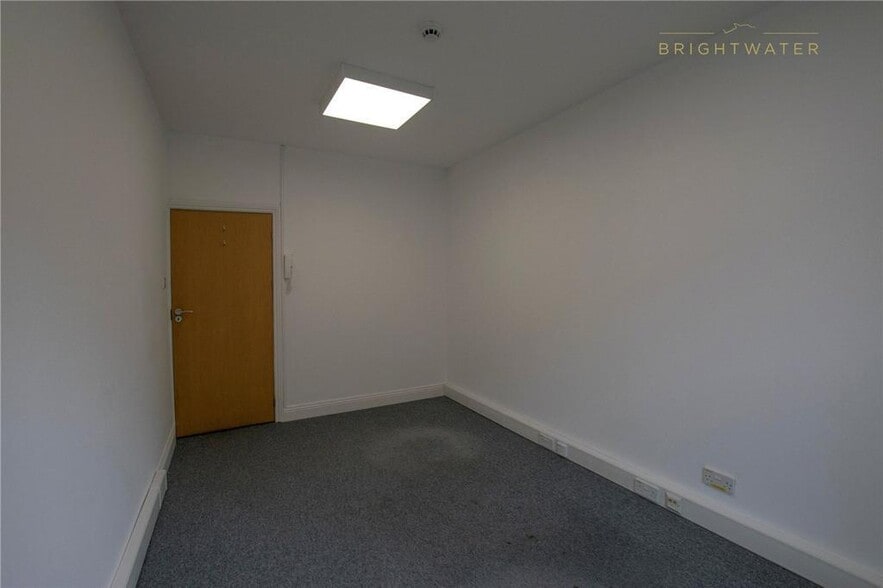 2 Southampton Rd, Ringwood to rent - Building Photo - Image 3 of 19