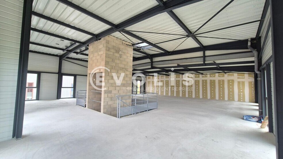 Light Industrial in Serris to rent - Interior Photo - Image 2 of 7
