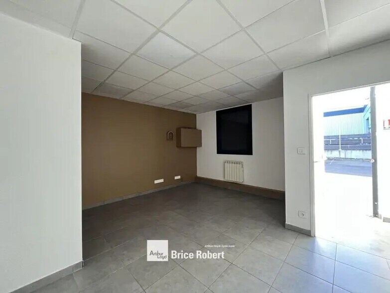 110 Impasse Pasteur, Toussieu to rent - Interior Photo - Image 3 of 6