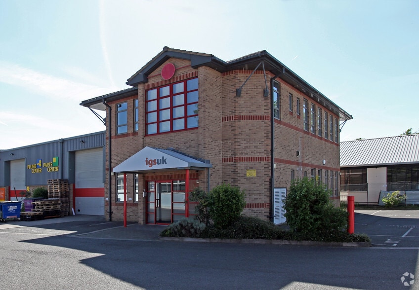 Kings Grove, Maidenhead for sale - Primary Photo - Image 1 of 1