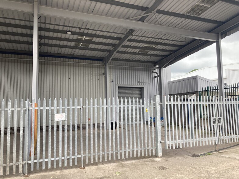 Unit 15a & 15b, M54 Space Centre, Halesfield 8, Madeley to rent - Building Photo - Image 3 of 7