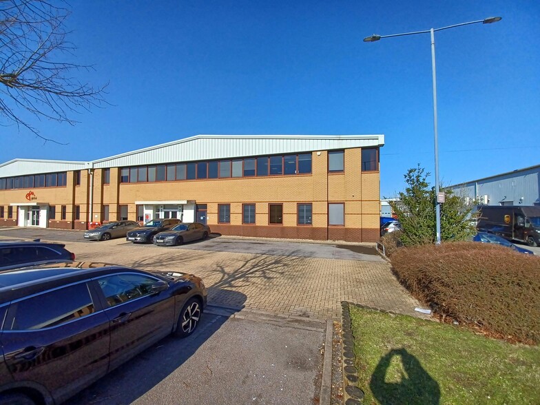 Alpha Way, Egham to rent - Building Photo - Image 3 of 28