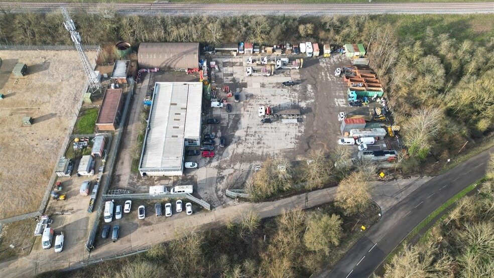 122 Bletchley Rd, Newton Longville to rent - Primary Photo - Image 1 of 6