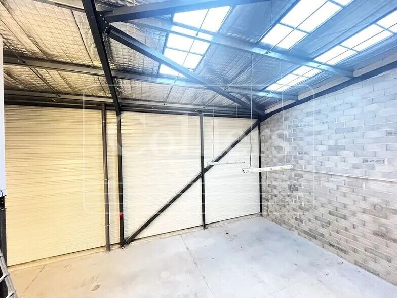 Light Industrial in Gémenos to rent - Interior Photo - Image 2 of 5