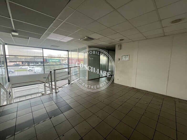 Office in Portet-sur-Garonne to rent - Lobby - Image 1 of 4