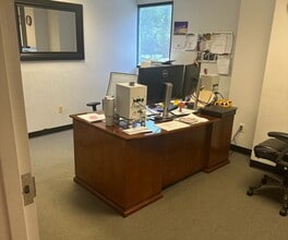 220 West Parkway, Pompton Plains, NJ to rent Interior Photo- Image 2 of 7