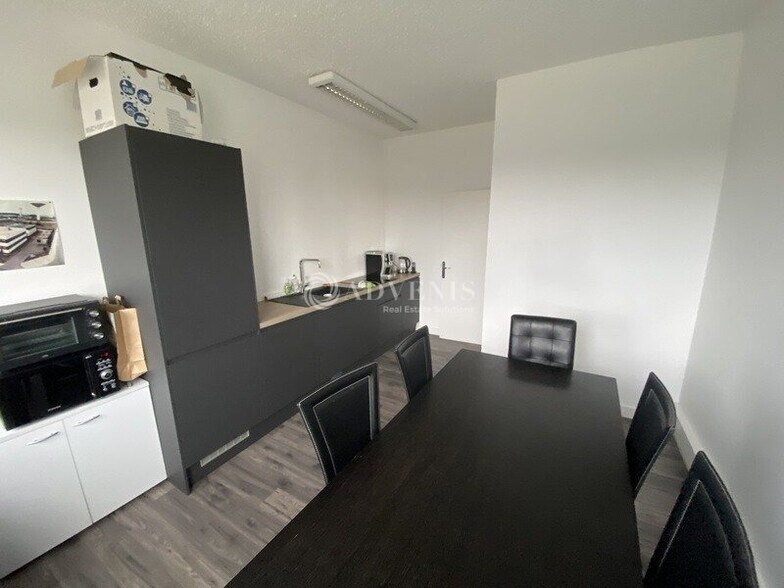 Avenue Des 3 Peuples, Montigny-le-Bretonneux to rent - Interior Photo - Image 2 of 5