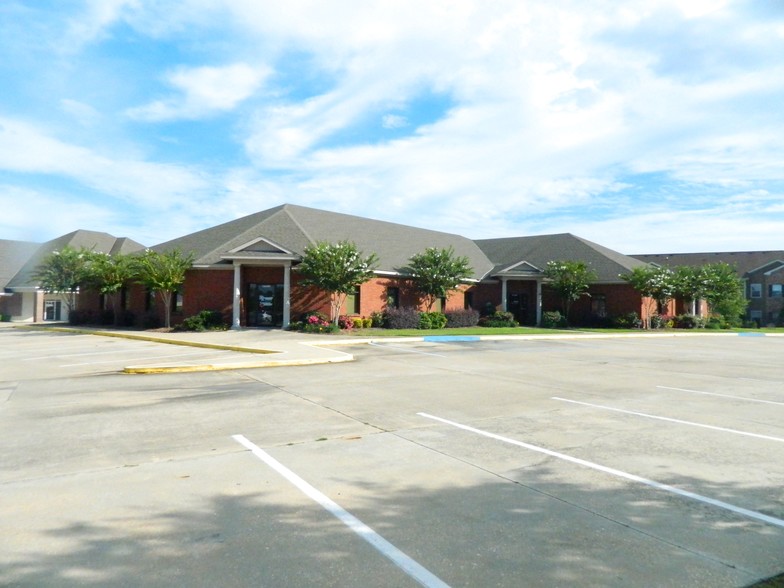 4770 Woodmere Blvd, Montgomery, AL for rent - Primary Photo - Image 1 of 35