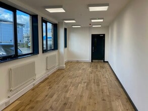 Fleming Way, Crawley to rent Interior Photo- Image 2 of 4