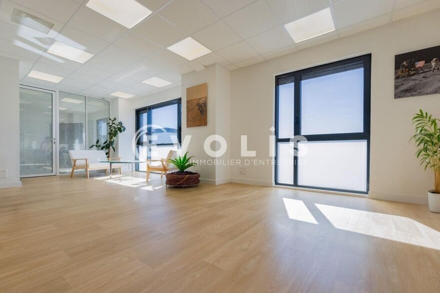 Light Industrial in Bailly Romainvilliers for sale - Interior Photo - Image 2 of 2