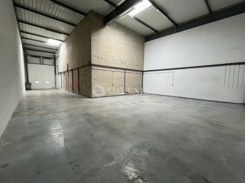 Light Industrial in Saint Brice Sous Foret to rent - Interior Photo - Image 2 of 9