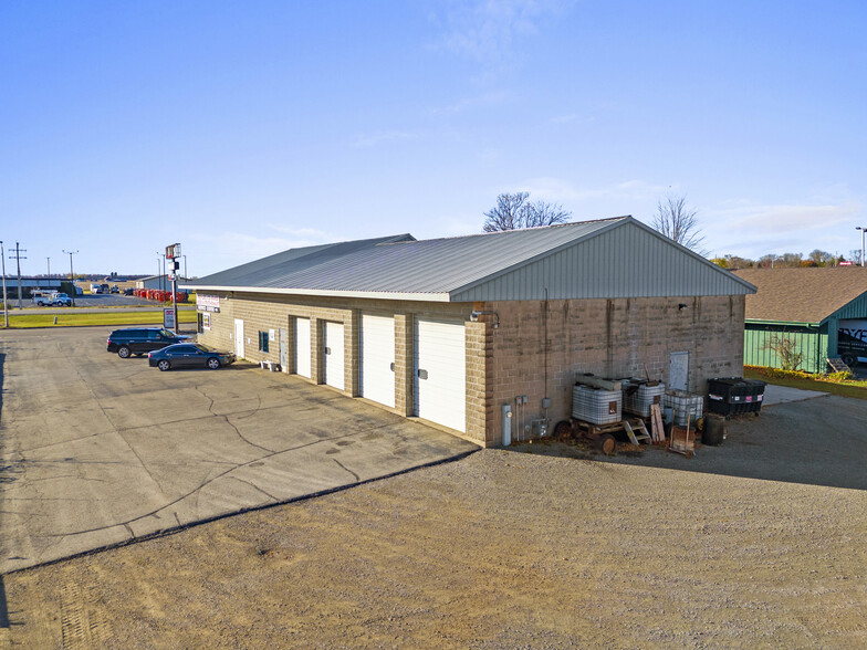 715 Woodland Plz, Seymour, WI for sale - Building Photo - Image 3 of 17