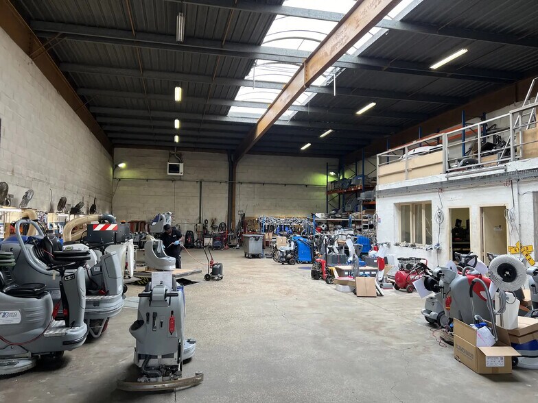 Industrial in Bezons to rent - Interior Photo - Image 3 of 4