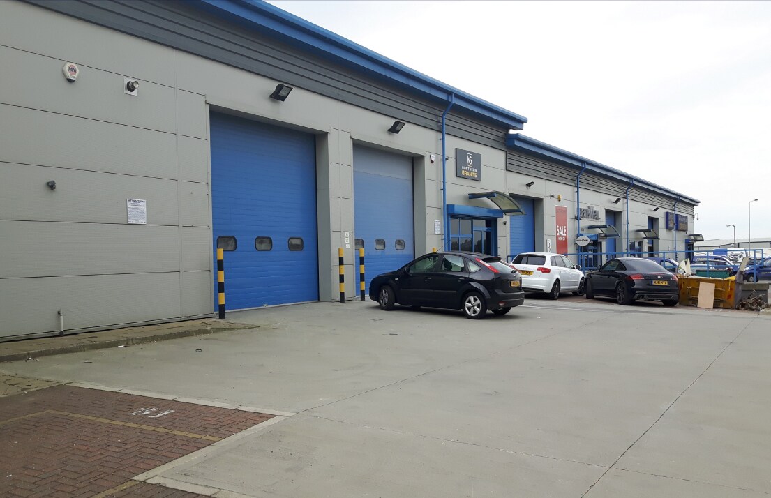 Sticker Ln, Bradford to rent Building Photo- Image 1 of 3