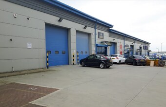 Sticker Ln, Bradford to rent Building Photo- Image 1 of 3