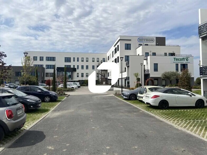 Office in Genas to rent - Building Photo - Image 3 of 13