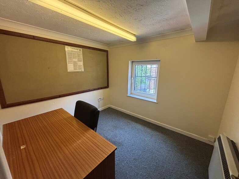 1B Roise St, Bedford to rent - Building Photo - Image 2 of 8