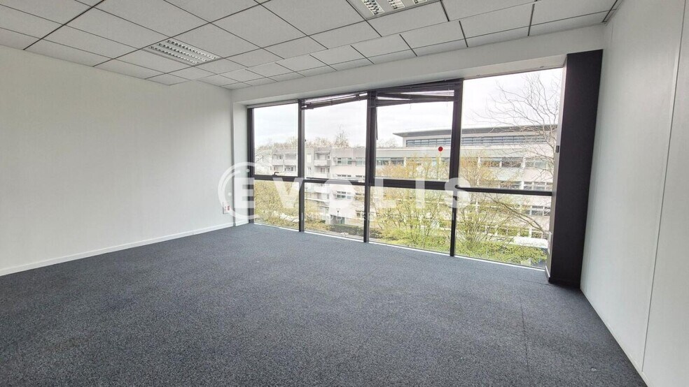 Office in Chelles to rent - Interior Photo - Image 2 of 10