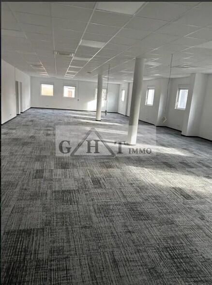 Office in Villeneuve-la-Garenne to rent - Interior Photo - Image 2 of 4