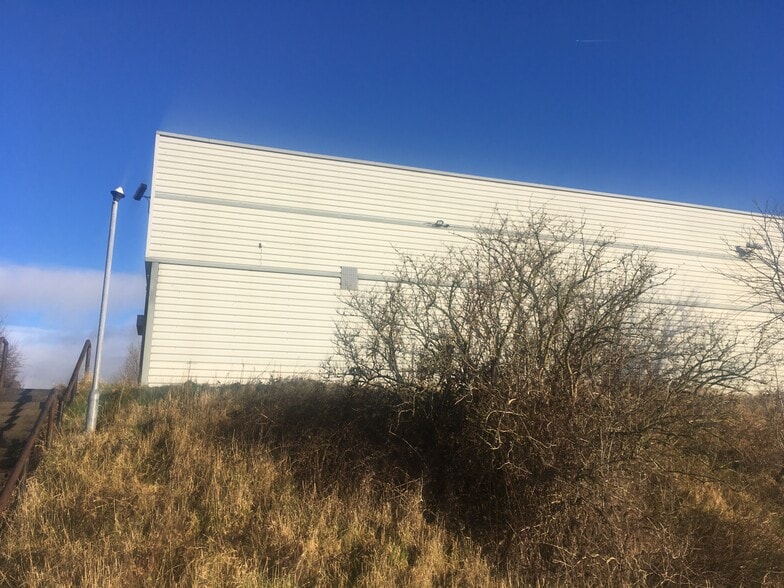 Tong St, Bradford to rent - Building Photo - Image 3 of 5