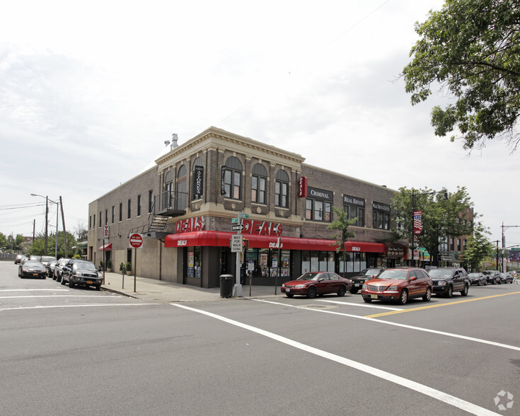 69-06-69-10 Grand Ave, Maspeth, NY for rent - Primary Photo - Image 1 of 32