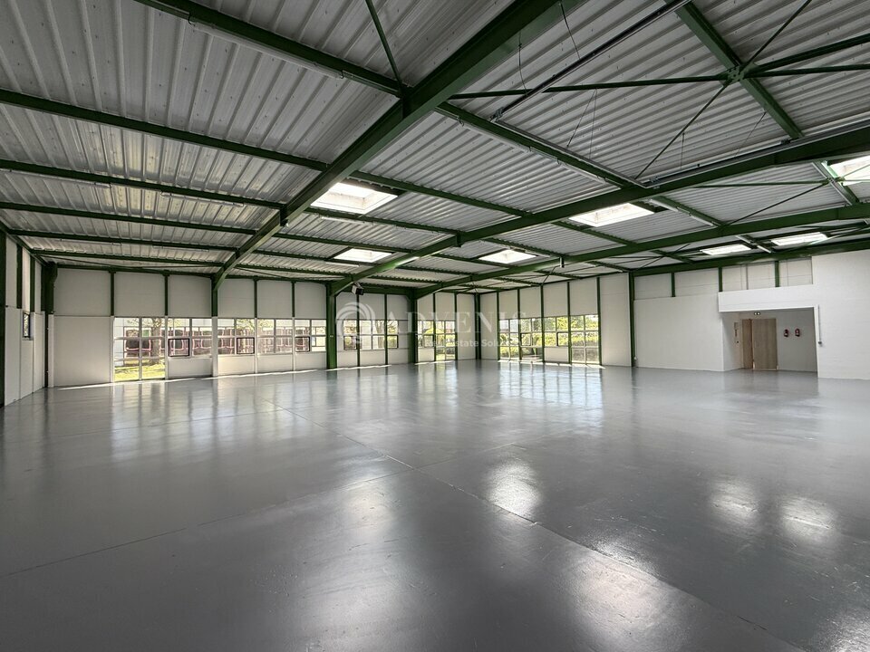 Light Industrial in Saint-Thibault-des-Vignes to rent Interior Photo- Image 1 of 9