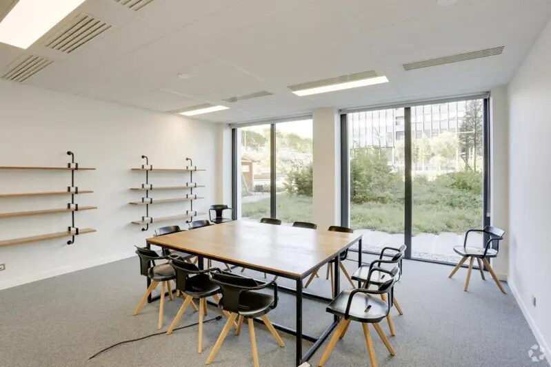 11 Avenue Dubonnet, Courbevoie to rent - Interior Photo - Image 2 of 24