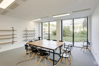 11 Avenue Dubonnet, Courbevoie to rent Interior Photo- Image 2 of 3